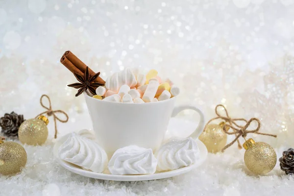 Tasse Heißgetränk Mit Eibisch Und Gewürzen Auf Schnee Hintergrund — Stockfoto