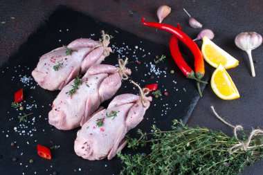 Çiğ çiğ tecrübeli keklik. Sağlıklı et yemek için malzemeler. 