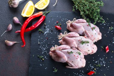 Taze çiğ et bıldırcınlar kayrak gemide yemek pişirmek için hazır