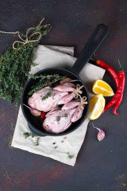 Bazı baharat siyah yuvarlak tava pişirme için hazır ile küçük ham quals . 