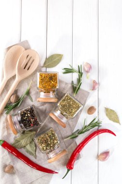 Renkli baharat ve otlar arka plan ve tasarım üst görünümden yemek pişirmek için. Düz yatıyordu