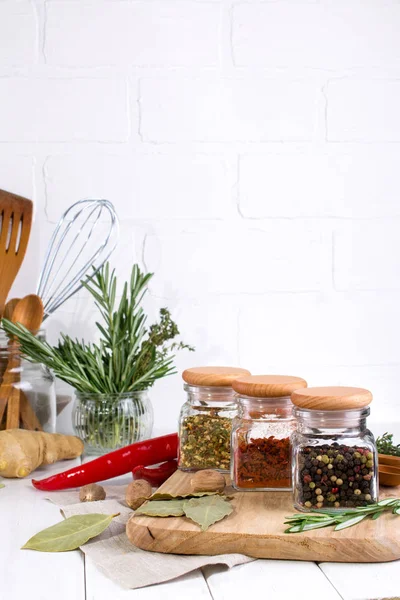 Table Cuisson Avec Des Épices Dans Des Pots Verre Des — Photo