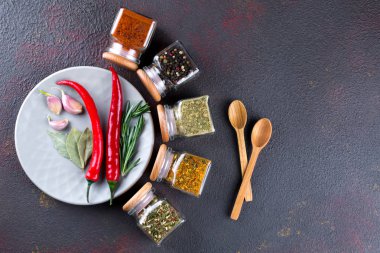 Renkli baharat ve otlar arka plan ve tasarım üst görünümden yemek pişirmek için. Düz yatıyordu