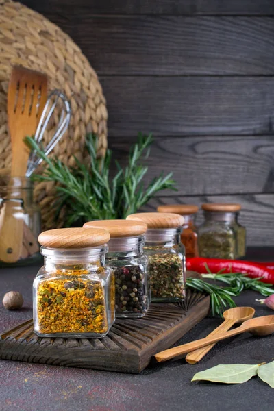 Produkte Zum Kochen Der Küche Küchenutensilien Kräuter Bunte Trockene Gewürze — Stockfoto