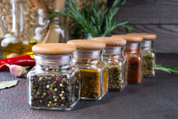 Pots Verre Aux Épices Sèches Pour Cuisiner Sur Table Noire — Photo