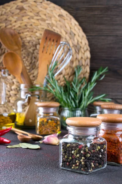 Ustensiles Cuisine Herbes Épices Sèches Colorées Dans Des Bocaux Verre — Photo