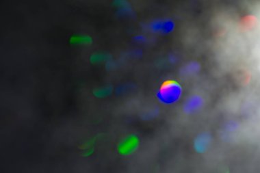 Renkli daireler ışık arka plan. Tatil doku. Gri zemin, defocused çok renkli ışık noktalar glitter