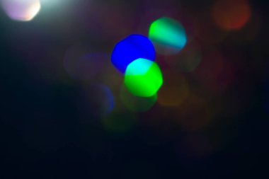 Renkli daireler ışık arka plan. Tatil doku. Defocused koyu zemin çok renkli ışık noktalar glitter