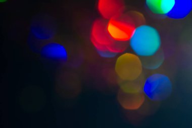 Renkli daireler ışık arka plan. Tatil doku. Defocused koyu zemin çok renkli ışık noktalar glitter