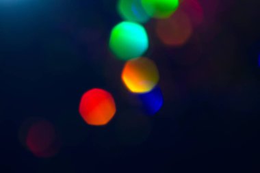 Renkli daireler ışık arka plan. Tatil doku. Defocused koyu zemin çok renkli ışık noktalar glitter