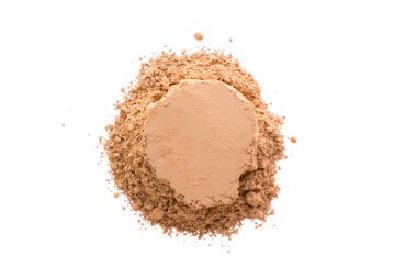 Beyaz arka plan üzerinde izole sarı kozmetik kil yığını