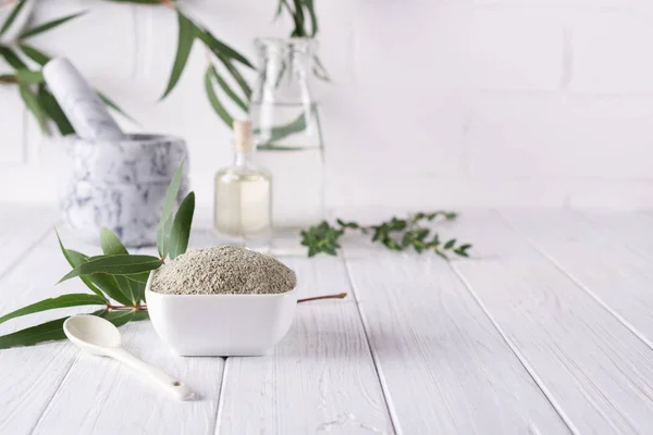 Yüz kil toz kase kuru. Beyaz arka plan üzerinde ev ya da salon kaplıca tedavisi için doğal kozmetik