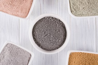 Güzellik kavramı. Düz yatıyordu, farklı kil çamur ev yapımı yüz ve vücut maskesi ya da fırçalayın için doğal maddeler tozlar