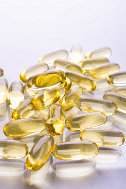 Kapsül balık için metin alanı olan beyaz bir arka plan üzerinde yağ yağ