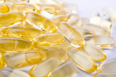 Kapsül Omega 3 beyaz zemin üzerine kapatın. Üstten görünüm, sağlık kavramı
