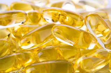 Kapsül Omega 3 beyaz zemin üzerine kapatın. Üstten görünüm, sağlık kavramı