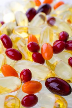  Çok renkli hap, kapsül açık renkli üzerinde. Ek gıda. Tıp kavramı.