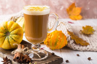 Kabak kabak kopya alanı ile latte baharat. Sütlü Balkabağı - sıcak içecek soğuk sonbahar ya da kış için