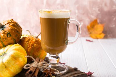 Sütlü kabak baharatlı veya kahve cam Kupası, kuru yaprakları. Geleneksel sonbahar ya da kış sıcak içecek. Metin için yer