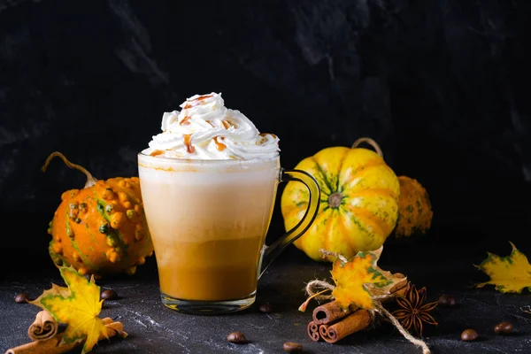 Kubek Latte Spice Dyni Bitą Śmietaną Górze Sezonowe Przyprawy Jesień — Zdjęcie stockowe