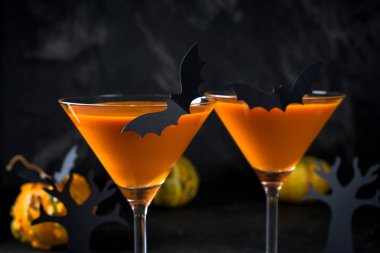 Turuncu kabak, Cadılar Bayramı partisi ve tatil dekorasyon için kopya alanı ile siyah arka plan üzerinde iç