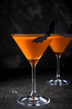 Turuncu kabak martini Cadılar Bayramı partisi siyah arka plan kopya alanı ile içmeye