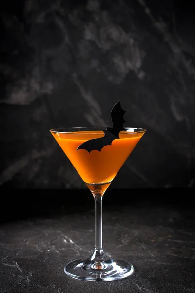 Naranja Martini Calabaza Bebida Halloween Para Fiesta Sobre Fondo Negro — Foto de Stock