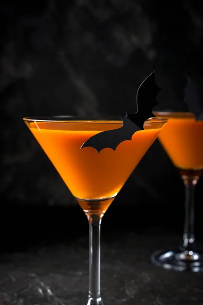 Naranja Martini Calabaza Bebida Halloween Para Fiesta Sobre Fondo Negro — Foto de Stock