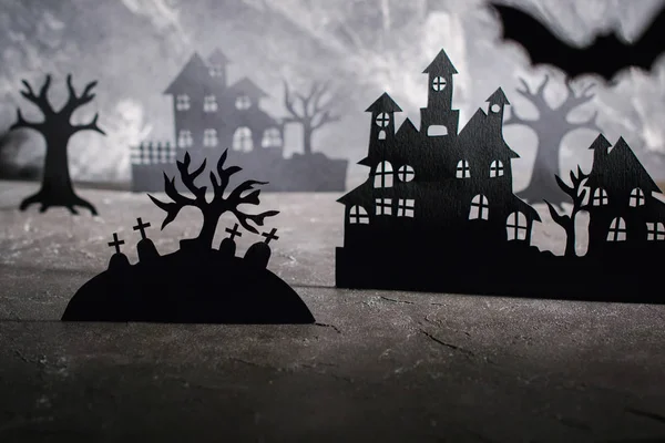 Halloween Szene Papierhäuser Und Dunkle Neblige Bäume Auf Dem Friedhof — Stockfoto