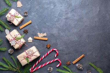 Noel kompozisyon. Noel hediyesi, süslemeleri, çam kozalakları, çam dalları siyah arka plan üzerine. Düz yatıyordu, en iyi görünüm, kopya alanı