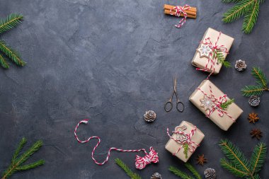 Süslemeleri ve sahte kadar kalıp çizmek için çam ağacı ile Noel hediye kutuları toplama. Yukarıdan görüntüleyin. Düz yatıyordu