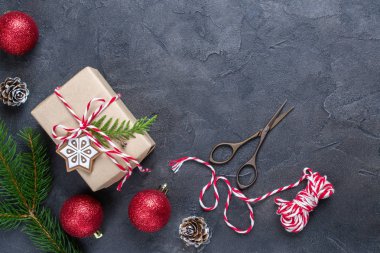 Süslemeleri ve sahte kadar kalıp çizmek için çam ağacı ile Noel hediye kutuları toplama. Yukarıdan görüntüleyin. Düz yatıyordu