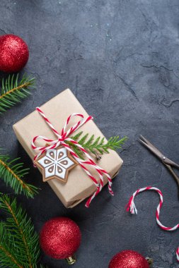 Süslemeleri ve sahte kadar kalıp çizmek için çam ağacı ile Noel hediye kutuları toplama. Yukarıdan görüntüleyin. Düz yatıyordu