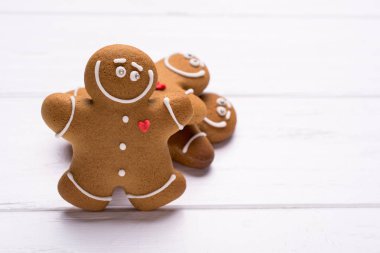 Boşluk christmas tarifi için beyaz zemin üzerine gülümseyen gingerbread adam kurabiye