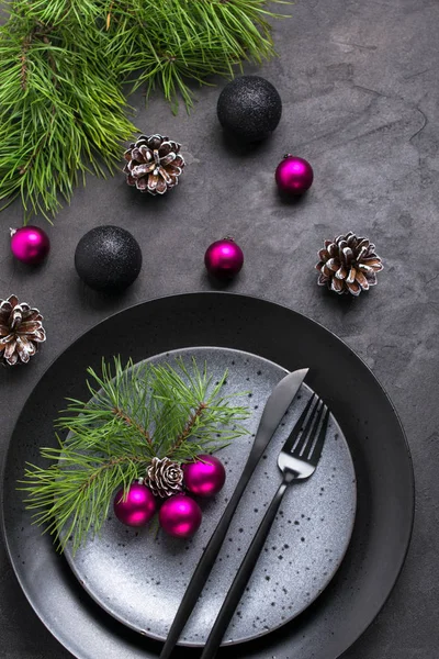 Noel menü kavramı. Xmas süslemeleri, karanlık tabak, çatal ve peçete ile ayarla bıçak düz yatırın. Kopya alanı