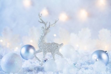 Noel kompozisyon Noel topları ve mavi kış arka plan üzerinde ren geyiği heykelcik yapılmış. En az tatil kartı tarz. Tatil arka plan