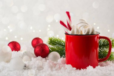 Kış sıcak içecek, kakao marshmallows veya kırmızı Kupası'nda baharatlı sıcak çikolata ile. Festival antika arka plan. Metin için yer kopyalayın.