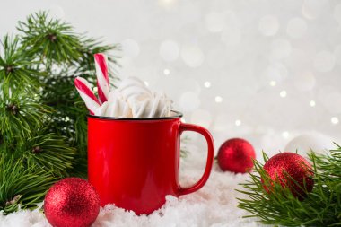 Kış sıcak içecek, kakao marshmallows veya kırmızı Kupası'nda baharatlı sıcak çikolata ile. Festival antika arka plan. Metin için yer kopyalayın.