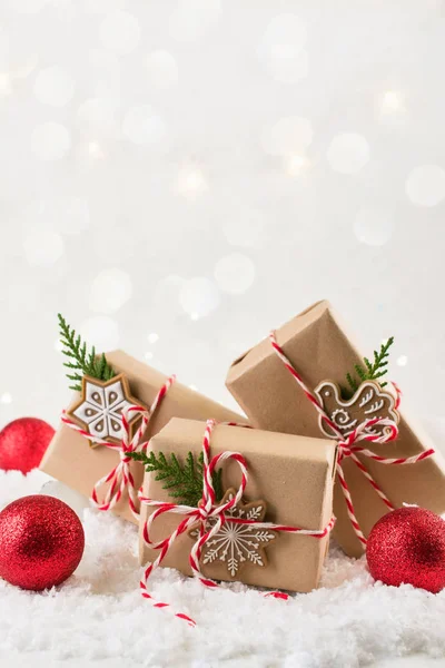 Vánoční Dárek Nebo Krabičce Zabalený Sulfátového Papíru Výzdobou Bílém Pozadí — Stock fotografie