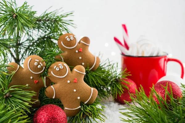 時間の幸せなチルアウトは ジンジャーブレッド人のクッキーを笑顔のグループは クリスマスと新年のパーティーを祝います 魔法とおとぎ話テンプレート グリーティング カード — ストック写真