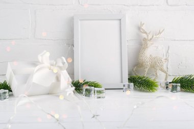Noel ışıkları beyaz arka plan üzerinde beyaz çerçeve ve Noel ağacı dalları, geyik ile ev dekorasyon. Mock-up 