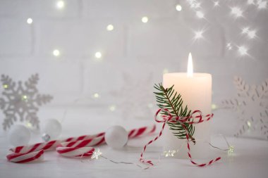 Noel ev dekorasyon. Beyaz mum ve Noel iç kırmızı süsleri masanın üzerine yazma