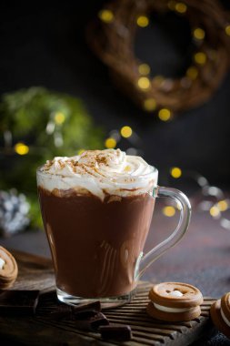 En iyi ve kış dekor krem şanti ile sıcak çikolata bir fincan. Sonbahar ya da kış tatilleri, kopya alanı için geleneksel içki.