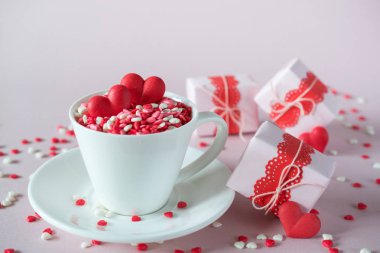 Festival arka plan. Kahve fincanı, çok renkli tatlı şeker şeker şeker Kalpler ve Sevgililer günü hediyeleri ambalaj dolu. Sevgi ve Sevgililer günü kavramı. 