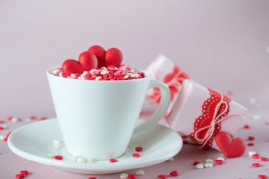 Festival arka plan. Kahve fincanı, çok renkli tatlı şeker şeker şeker Kalpler ve Sevgililer günü hediyeleri ambalaj dolu. Sevgi ve Sevgililer günü kavramı. 