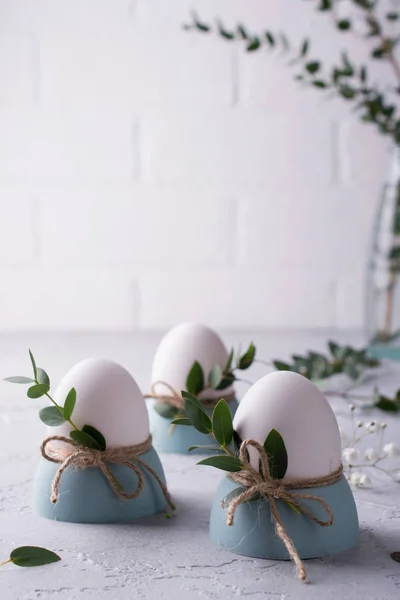 Easter Festive Table Setting White Chicken Eggs Eggs Cups Leaf — Stock Photo, Image