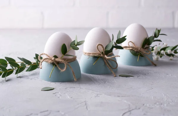 Easter Festive Table Setting White Chicken Eggs Eggs Cups Leaf — Stock Photo, Image