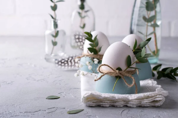 Mesa Festiva Pascua Con Huevos Gallina Blanca Tazas Huevos Ramitas — Foto de Stock
