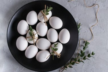 Siyah bir plaka üzerinde beyaz tavuk çiğ yumurta. En iyi görünüm ve kopya alanı. Paskalya fotoğraf kavramı.