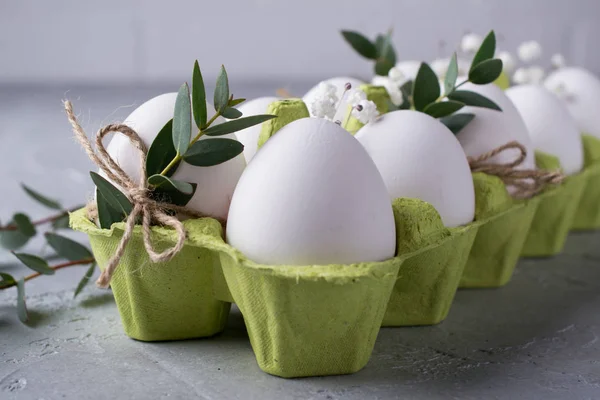 Wielkanoc Wiosna Dekoracyjnych Kompozycji Wielkanoc Biały Kurczaka Surowe Jaja Zielonym — Zdjęcie stockowe